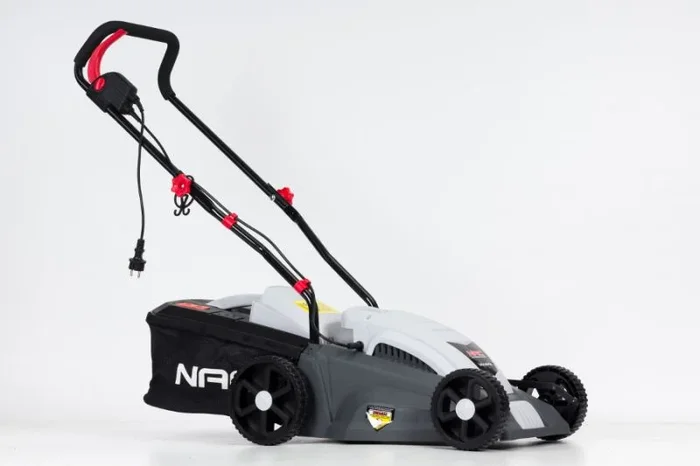 Cortacésped eléctrico 1400W, motor inducción, 34 cm de corte, diseño compacto, ideal para jardines pequeños, fácil manejo y almacenamiento.