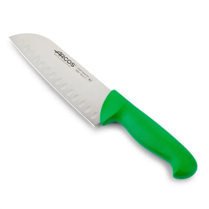 Cuchillo Santoku Arcos 2900- Prof 290621 con alveolos de acero inoxidable Nitrum y mango ergonómico de Polipropileno de color verde y hoja de 18 cm, funda display