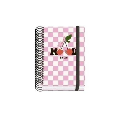 Dohe – Agenda Escolar 2025 2026 – Día Página, Tamaño A6 (12×17 cm), Español e Inglés, Septiembre a Junio, Cierre de Espiral y Goma, Tapa Dura, 4 Páginas de Pegatinas – PRIME Cherry