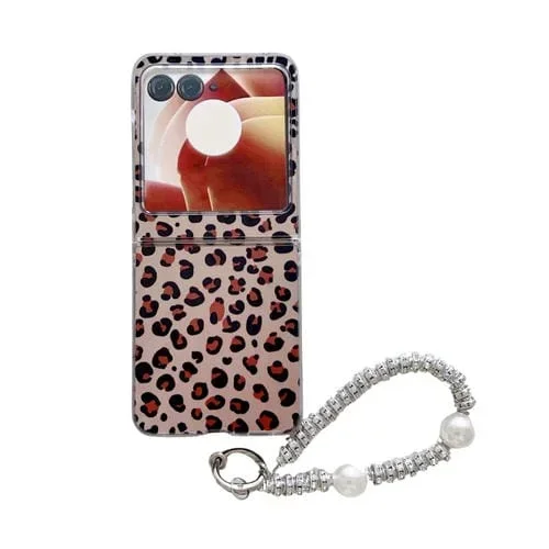 Estuche para Teléfono Motorola Razr 50 Ultra con Diseño Leopardo y Plumas y Pulsera Integrada (Marrón)