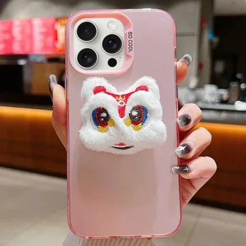 Funda para Teléfono iPhone 15 Pro Muñeco de Peluche Danza del León de Año Nuevo (León Blanco con Espalda Rosa)