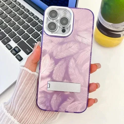 Funda para Teléfono TPU con Soporte Plegable Textura Brillante y Película Lente para iPhone 16 Pro Max (Plumas Moradas)