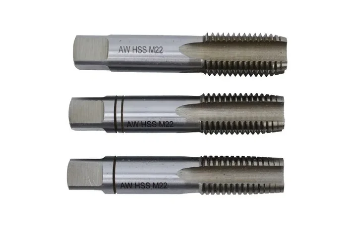 Juego de Machos de Roscar AWTOOLS, modelo M24x3.00, ideal para roscado preciso en metales, acero HSS de alta calidad, incluye 3 piezas, durabilidad y eficiencia garantizadas.