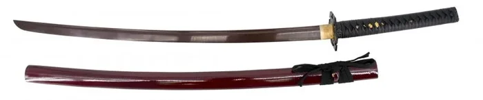 Katana Funcional con 104 cm de Hoja de Acero de Damasco. Vaina en color rojo y mango con encordado negro de curpiel. Incluye soporte y caja de madera forrada de tejido decorativo de presentación.