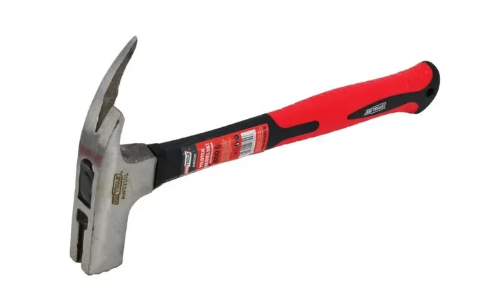 Martillo carpintero Awtools 600g con mango de fibra, ideal para trabajos de carpintería, cabeza de acero de alta resistencia, diseño ergonómico y duradero