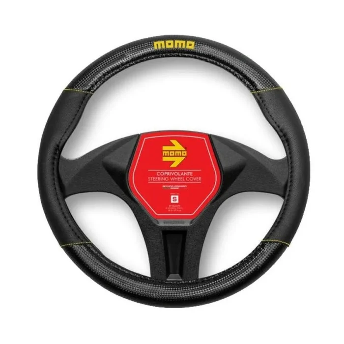 MOMO – Funda de Volante Carbón Universal, Antideslizante, Lavable y Resistente, Medidas 38-39 cm, Diseño Deportivo con Logo, Color Negro y Amarillo