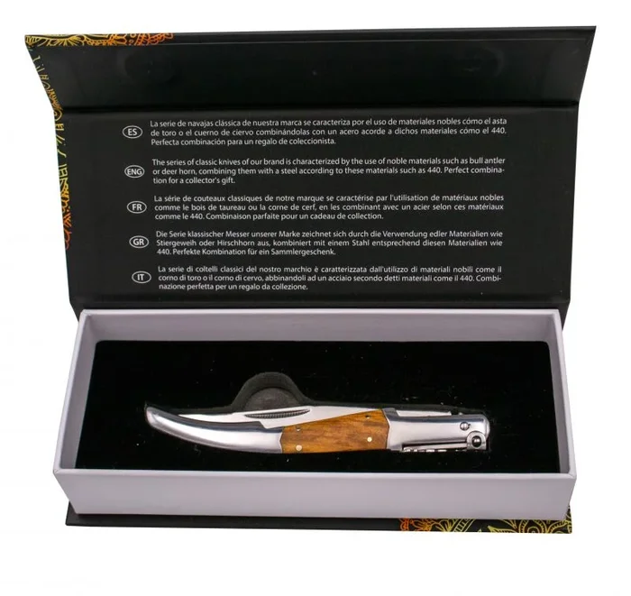 Navaja de carraca de Third Serie Ámbar N49O, realizadas con tecnología CNC, mango con virolas de acero inoxidable acabadas en brillo espejo e inserciones de madera de Olivo, hoja de acero 440 acabada en brillo espejo de 11 cm, con el muelle y la palanquil