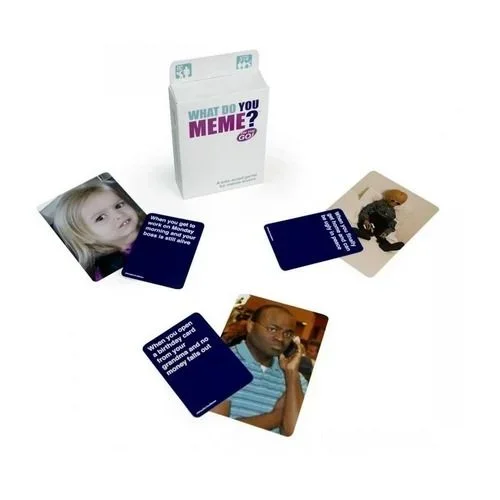 WHAT DO YOU MEME? TRAVEL CARD GAME, Versión de Viaje, Para llevar la Diversión Allá Donde Vayas, Compite y Crea los Memes Más Graciosos, Juego para Adultos Mayores de 13 Años